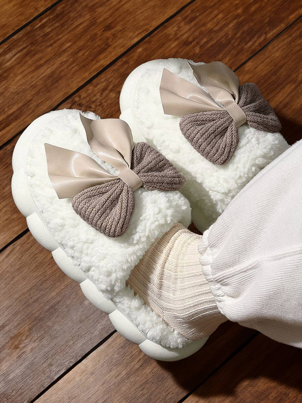 Contrast Bowknot Applique Plush Winter Slippers